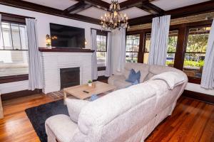 Sunny Springfield Yellow House Family rental
