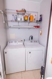 Sunny Springfield Yellow House Family rental