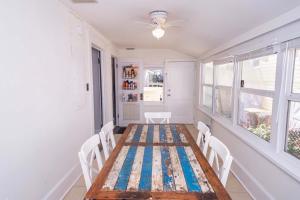 Sunny Springfield Yellow House Family rental