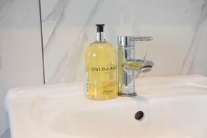 Charming 3 Bed Windsor House With Free Parking