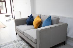 Charming 3 Bed Windsor House With Free Parking