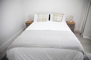 Charming 3 Bed Windsor House With Free Parking