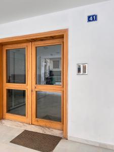 Nicole sharing apartments