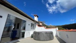 Vista para montanhas, lareira e hidromassagem