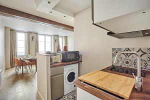 Apartment Louvre museum by Studio prestige