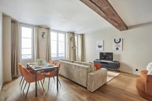 Apartment Louvre museum by Studio prestige