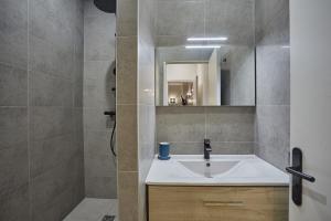 Apartment Center of Paris by Studio prestige