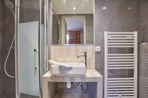 Apartment Center of Paris by Studio prestige