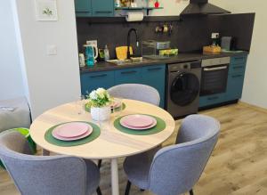 Stylish 2-Bedroom Apartment in Top Center - 5m walk to Metro station Serdika, Sofia statue -- 1 FullBath & 1Washroom