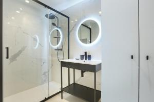 Apartment center of Paris by Studio prestige