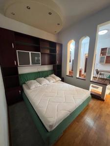 Super Central and Quiet Double Studio!