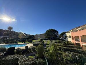 Appartement 3 pièces avec climatisation dans résidence avec piscines et tennis - FR-1-100-364