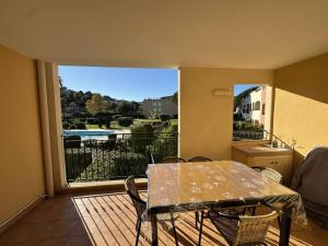 Appartement 3 pièces avec climatisation dans résidence avec piscines et tennis - FR-1-100-364