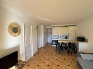 Appartement 3 pièces avec climatisation dans résidence avec piscines et tennis - FR-1-100-364