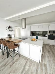 Elegant And Spacious House A118