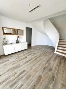 Elegant And Spacious House A118