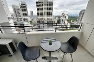 Studio completo com varanda e vaga próx metro