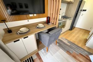 Studio completo com varanda e vaga próx metro