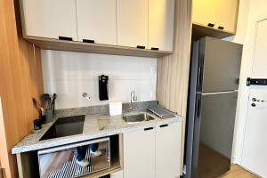 Studio completo com varanda e vaga próx metro