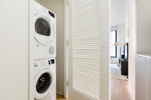 Blueground Chelsea rooftop pool nr The Vessel NYC-2141