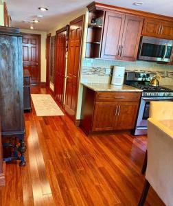 Lakefront GetawaY & Romantic NightS + BeacheS NeaR