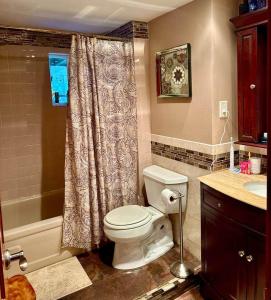 Lakefront GetawaY & Romantic NightS + BeacheS NeaR