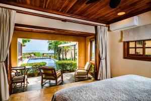 Exclusive Beachfront Villa Private Pool, Koi, BBQ