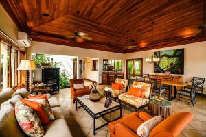 Exclusive Beachfront Villa Private Pool, Koi, BBQ