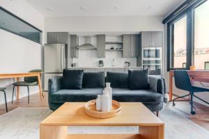 Blueground Lyon Village pool nr Arlington Cemetery WDC-1094