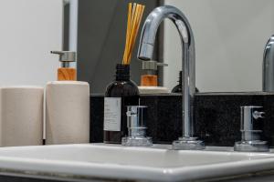 Luxo no VN Capote Nespresso vaga ao lado do metro