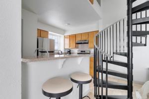 Blueground Downtown Austin pool nr Texas State Capitol ATX-342