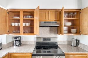 Blueground Downtown Austin pool nr Texas State Capitol ATX-342