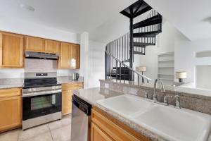 Blueground Downtown Austin pool nr Texas State Capitol ATX-342