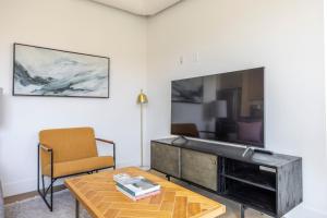 Blueground East Hollywood rooftop nr Hollywood Bowl LAX-1334