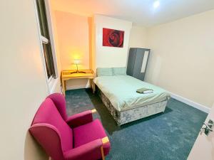 Spacious Private Room Walk to Station & Football Stadium Self Check-in, Quiet Area
