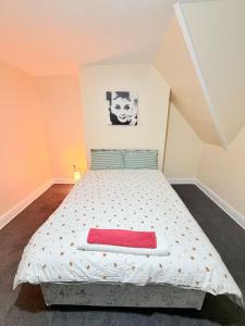 Spacious Private Room Walk to Station & Football Stadium Self Check-in, Quiet Area
