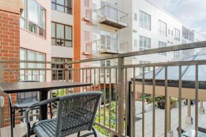 Blueground West Bellevue balcony nr Bellevue Park SEA-972