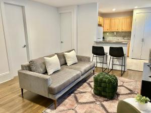 017-Cozy 2BR Prime Location Walk to Transit