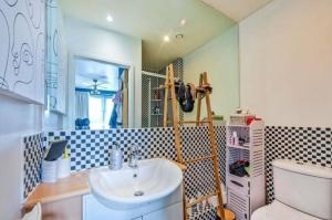 2-Bedroom Flat in Woking Walk to Station