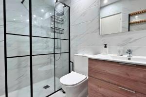 Spacious 3 bedroom renovated property 500 m from the beaches