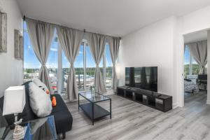 UC Stampede Condo by Train, Hospital, free UG parking & Gym, AC, full kitchen