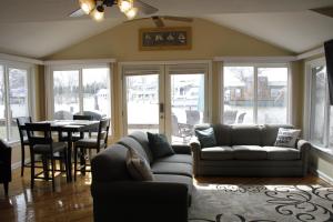 Swan River Haven off the Swan Creek with or without Pontoon and Jetskis