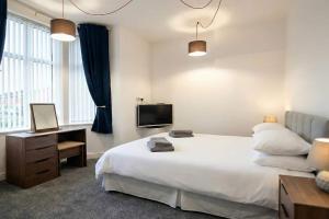 Apartment with Priv Ent and Parking