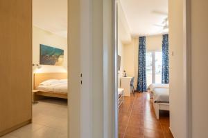 A2 3-Bedrms Ap 112sm 850m Metro Evangelismos 150m EKPA Univ Campus 100m Bus Stop to Acropolis