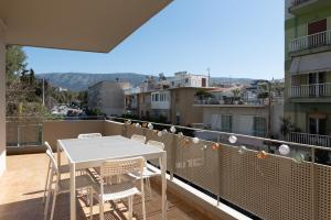 A2 3-Bedrms Ap 112sm 850m Metro Evangelismos 150m EKPA Univ Campus 100m Bus Stop to Acropolis