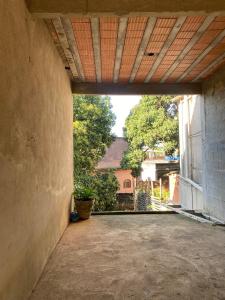 Casa completa com dois quartos e estacionamento grátis