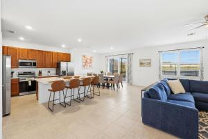 Bella Vida Poolside Family Escape