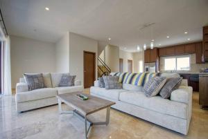 Beautiful Home with private rooftop and jacuzzi.