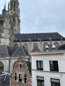 Cozy Central Apartment with Cathedral View on the 3rd floor