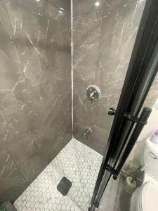 Cost Effective Stay in Core Downtown Queen-King St-Self Checkin & Free Wifi